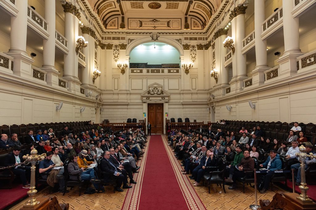 Retrato y publicaciones que recuerdan a Venancio Coñuepan, el influyente líder político y diputado mapuche de Chile.