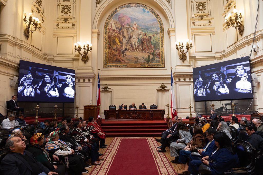 Retrato y publicaciones que recuerdan a Venancio Coñuepan, el influyente líder político y diputado mapuche de Chile.