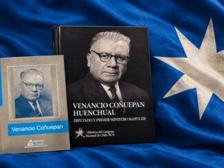 Retrato y publicaciones que recuerdan a Venancio Coñuepan, el influyente líder político y diputado mapuche de Chile.