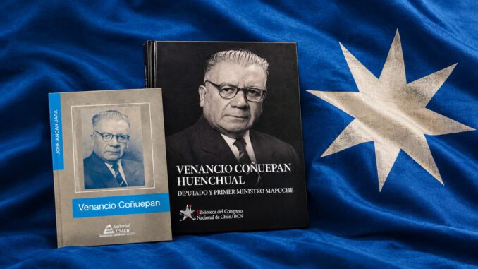 Retrato y publicaciones que recuerdan a Venancio Coñuepan, el influyente líder político y diputado mapuche de Chile.