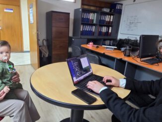 Padres revisando en un computador los resultados del Sistema de Admisión Escolar SAE 2027.