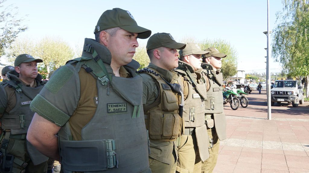 Personal de Carabineros durante la ronda impacto y allanamientos en la comuna de Pitrufquén