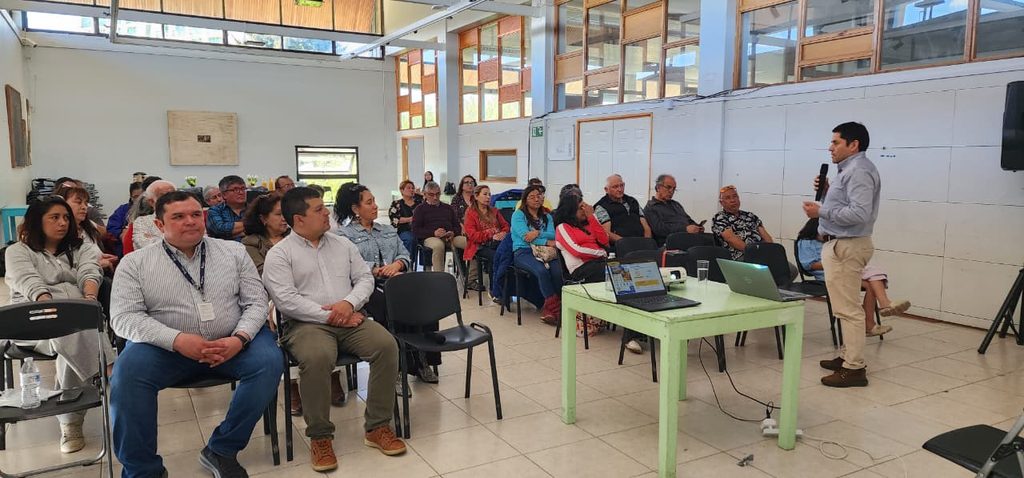 Dirigentes vecinales de Valdivia reunidos con representantes de Saesa para fortalecer el trabajo con la comunidad