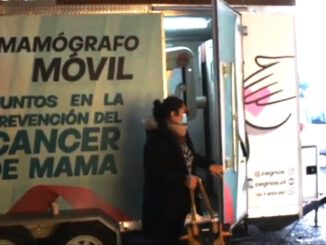 Personal médico del Cesfam de Villarrica promoviendo la realización de mamografías preventivas