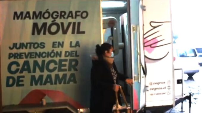 Personal médico del Cesfam de Villarrica promoviendo la realización de mamografías preventivas