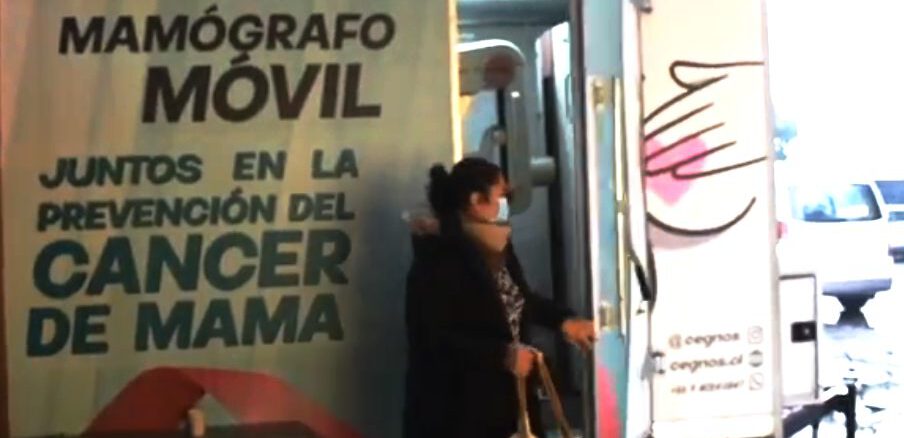 Personal médico del Cesfam de Villarrica promoviendo la realización de mamografías preventivas