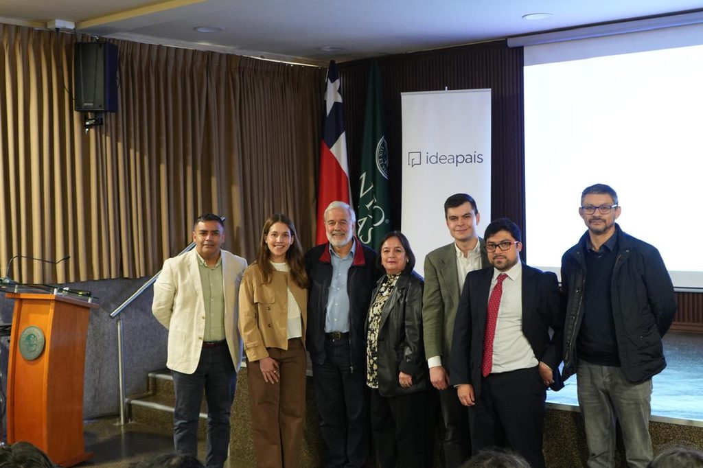 Estudiantes escolares participando en el primer Encuentro de Líderes Jóvenes en Santo Tomás Temuco