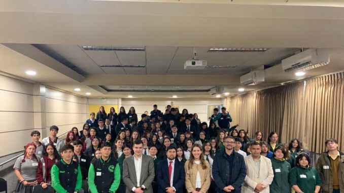 Estudiantes escolares participando en el primer Encuentro de Líderes Jóvenes en Santo Tomás Temuco