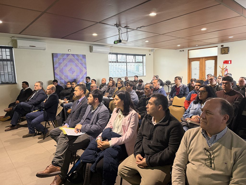 Representantes de empresas forestales participan en seminario sobre nuevas exigencias de trazabilidad en La Araucanía