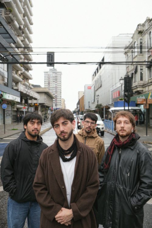Escenario del Festival Kawin en Angol con artistas regionales y público disfrutando de la música en vivo