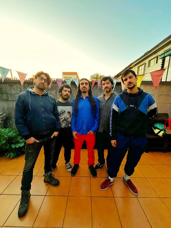 Escenario del Festival Kawin en Angol con artistas regionales y público disfrutando de la música en vivo