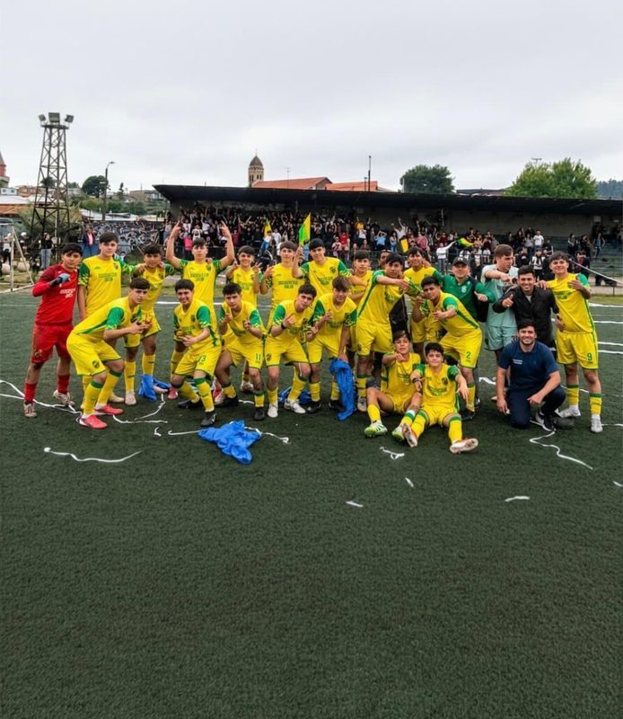 Seleccion de futbol sub 17 de Victoria celebrando su paso a la final regional de ANFA tras vencer a Temuco