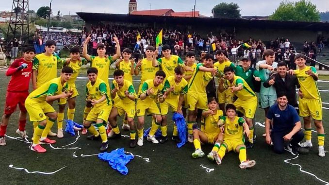 Seleccion de futbol sub 17 de Victoria celebrando su paso a la final regional de ANFA tras vencer a Temuco