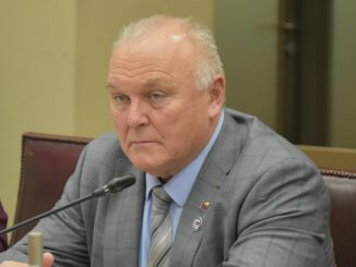 Senador Miguel Becker discutiendo sobre las pérdidas en los fondos D y E de las AFP
