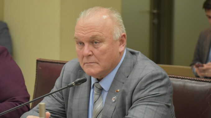 Senador Miguel Becker discutiendo sobre las pérdidas en los fondos D y E de las AFP