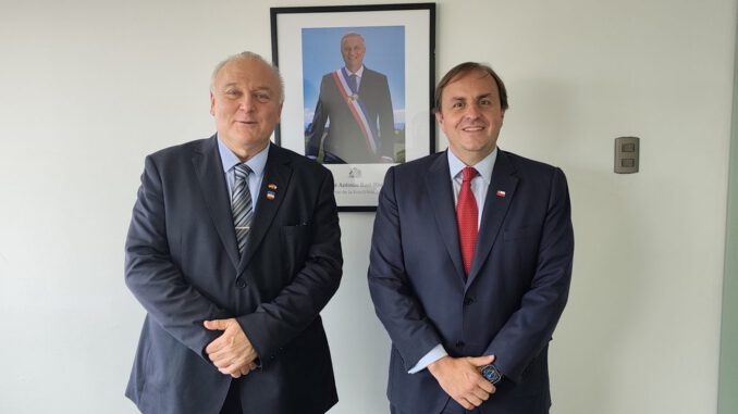 Senador Miguel Becker reunido con autoridades para gestionar la modernizacion del Estadio German Becker de Temuco