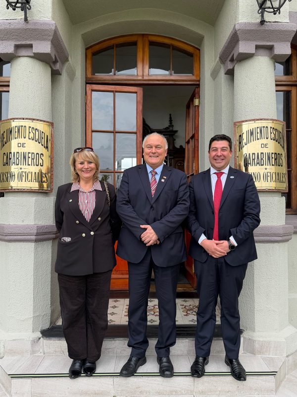 Reunion entre el senador Miguel Becker, alcaldes de Carahue y Pitrufquén con el general director de Carabineros