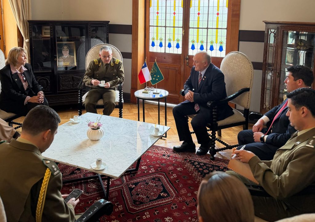 Reunion entre el senador Miguel Becker, alcaldes de Carahue y Pitrufquén con el general director de Carabineros