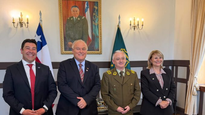 Reunion entre el senador Miguel Becker, alcaldes de Carahue y Pitrufquén con el general director de Carabineros