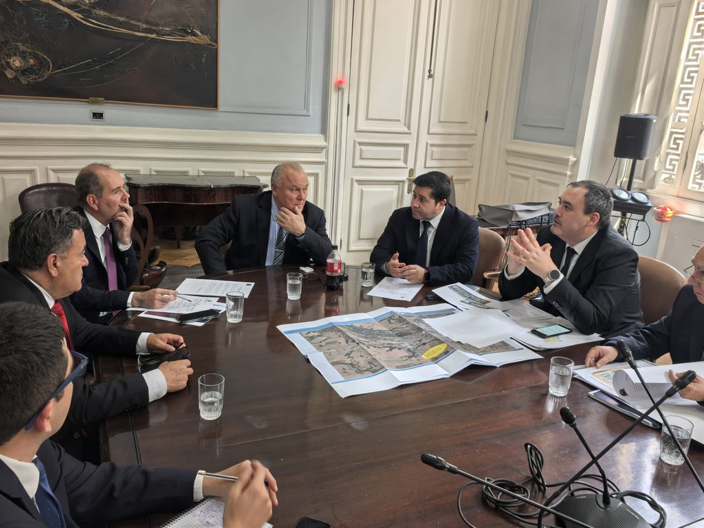 Reunión de autoridades parlamentarias con el ministro de Obras Públicas para solicitar la recuperación del Puente Viejo en Lautaro