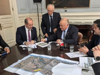 Reunión de autoridades parlamentarias con el ministro de Obras Públicas para solicitar la recuperación del Puente Viejo en Lautaro