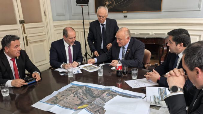 Reunión de autoridades parlamentarias con el ministro de Obras Públicas para solicitar la recuperación del Puente Viejo en Lautaro