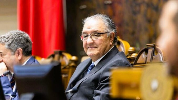 Senador Francisco Huenchumilla presentando proyecto de reforma constitucional sobre remoción de jueces
