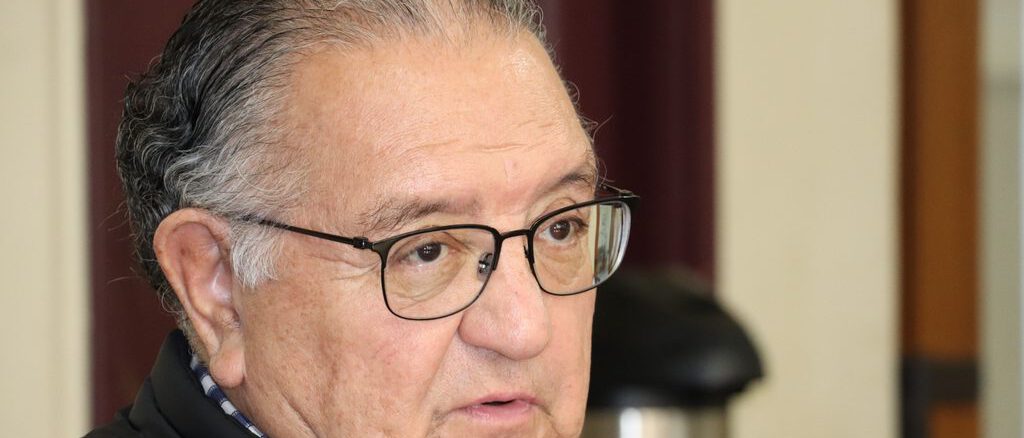 El senador Francisco Huenchumilla expresando su rechazo a los recortes presupuestarios en Indap para la agricultura familiar campesina.
