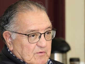 El senador Francisco Huenchumilla expresando su rechazo a los recortes presupuestarios en Indap para la agricultura familiar campesina.