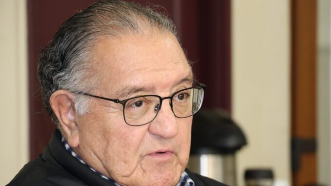 El senador Francisco Huenchumilla expresando su rechazo a los recortes presupuestarios en Indap para la agricultura familiar campesina.