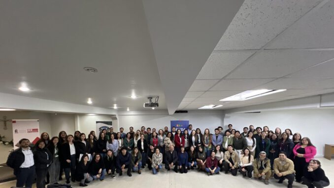 Equipos de SENDA y profesionales reunidos en Temuco en el seminario de buenas prácticas de tratamiento en La Araucanía