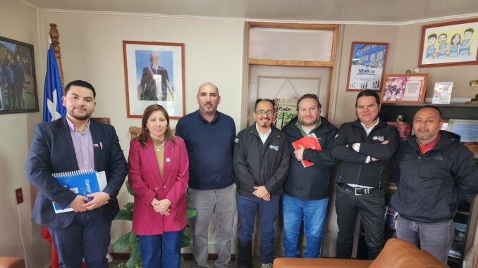 Oficina de Sercotec y emprendedores locales reunidos en una comuna de La Araucanía