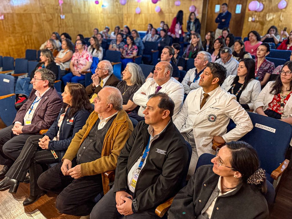 Especialistas de la salud y autoridades en conversatorio sobre prevención del cáncer de mama en Temuco