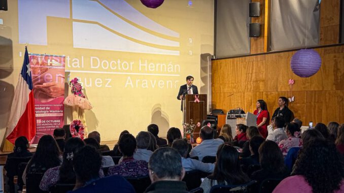 Especialistas de la salud y autoridades en conversatorio sobre prevención del cáncer de mama en Temuco