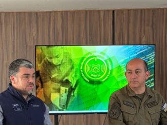Funcionarios policiales participando en jornada de actualización tributaria y aduanera para combatir el crimen organizado