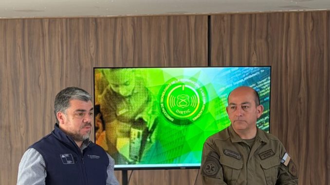Funcionarios policiales participando en jornada de actualización tributaria y aduanera para combatir el crimen organizado