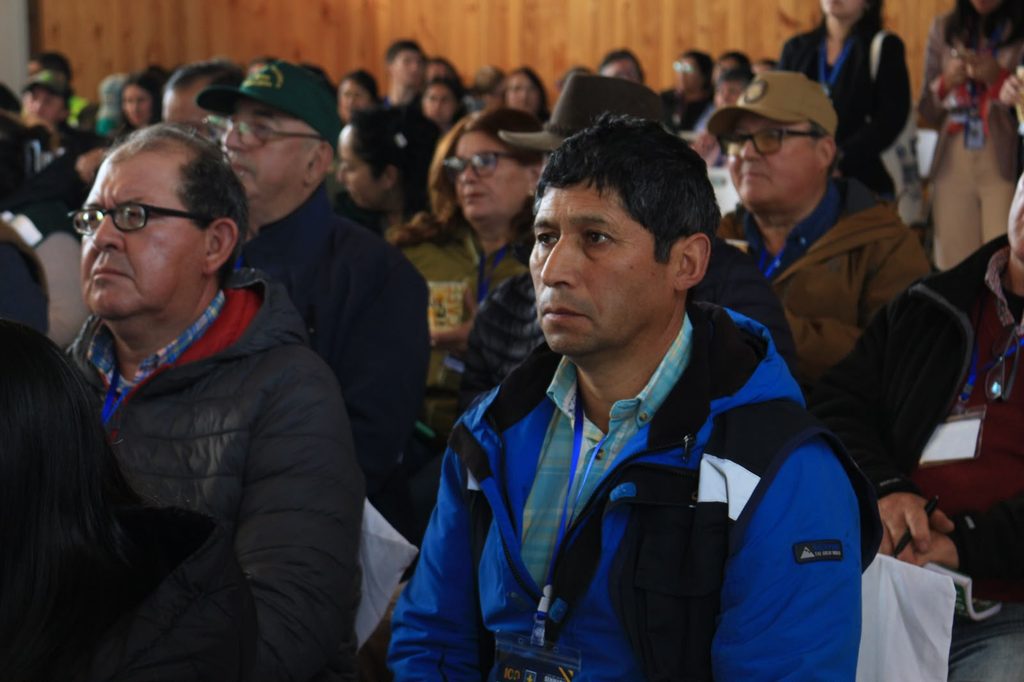 Autoridades y dirigentes rurales participando en el Seminario Intercomunal de Juntas de Vigilancia en Toltén