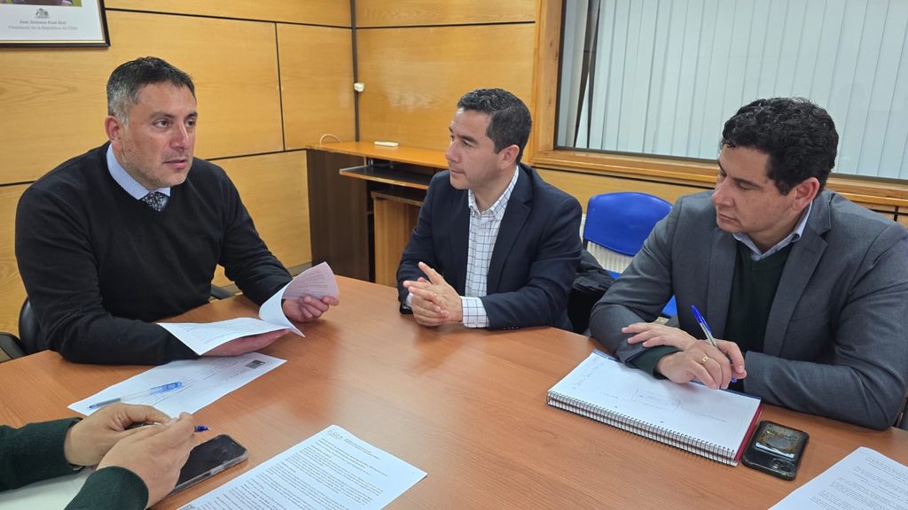 Reunión entre el Seremi de Transportes y el alcalde de Cunco para coordinar proyectos viales y de movilidad