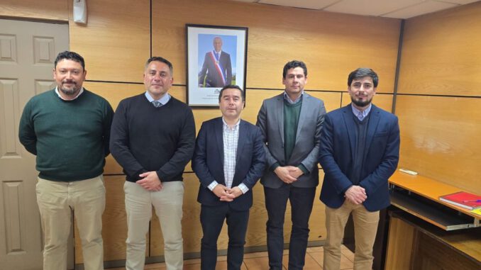 Reunión entre el Seremi de Transportes y el alcalde de Cunco para coordinar proyectos viales y de movilidad