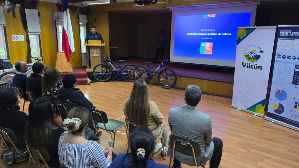 Autoridades presentando el estudio de movilidad y encuesta origen destino en Vilcún
