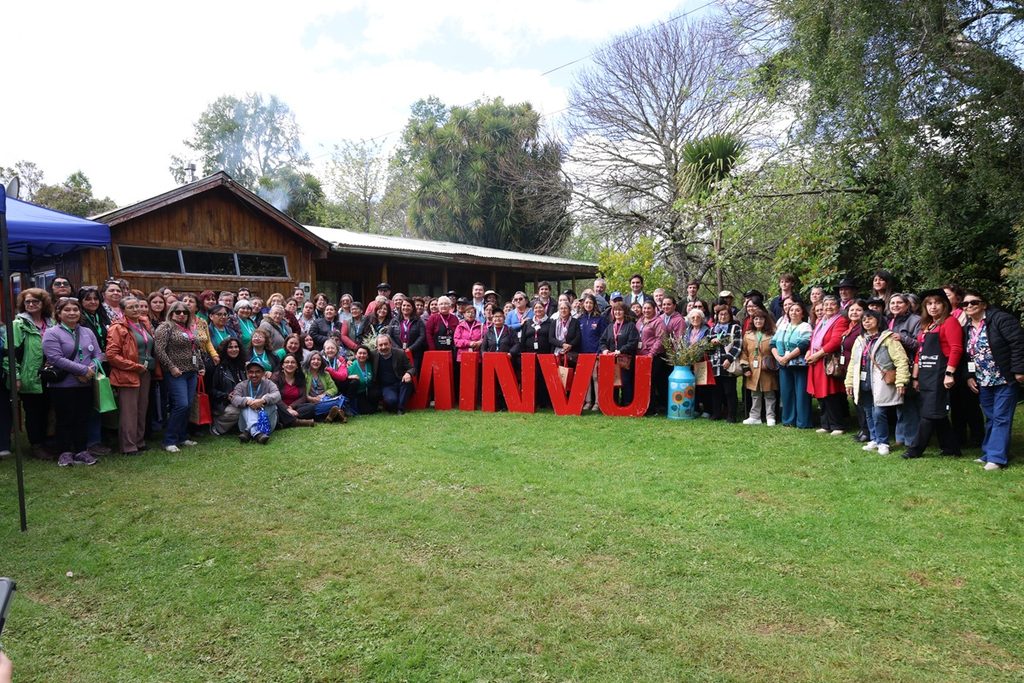 Delegacion de vecinos de La Araucania participando en el encuentro interregional de huertos urbanos