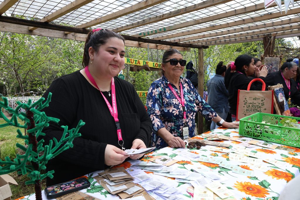 Delegacion de vecinos de La Araucania participando en el encuentro interregional de huertos urbanos