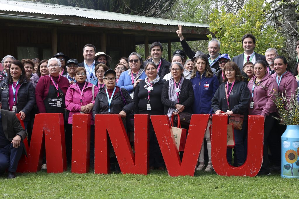 Delegacion de vecinos de La Araucania participando en el encuentro interregional de huertos urbanos