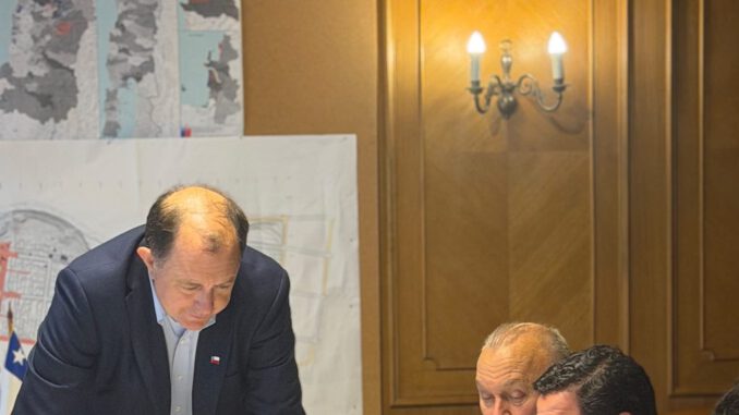 Reunión entre autoridades y el ministro de Vivienda para destrabar proyectos habitacionales en Cunco
