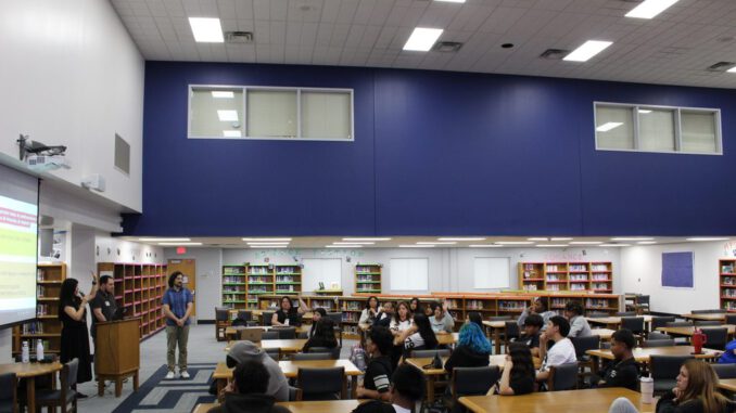 Investigadores y estudiantes participando en el simposio internacional de estudios literarios en Kansas City