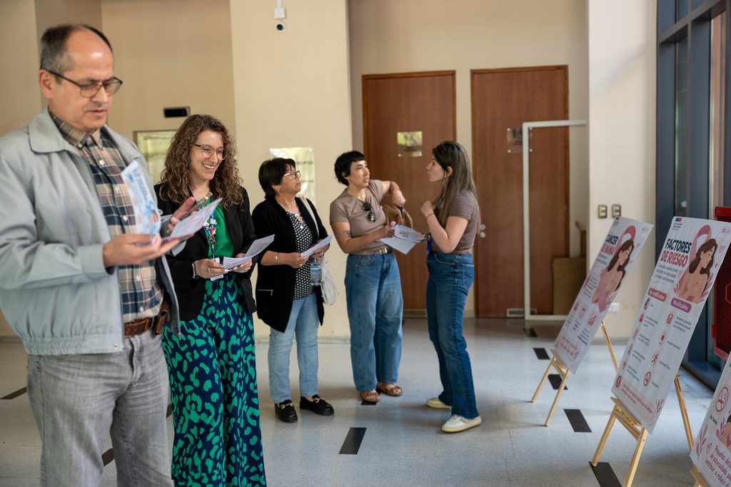 Personal de salud entregando informacion sobre la mamografia y prevencion del cancer de mama en Malleco