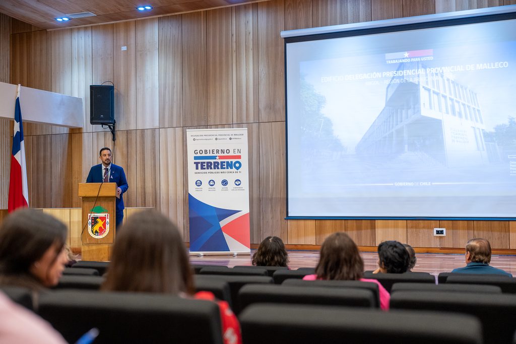 Personal de salud entregando informacion sobre la mamografia y prevencion del cancer de mama en Malleco