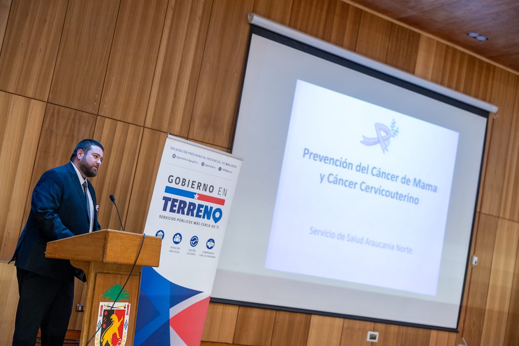 Personal de salud entregando informacion sobre la mamografia y prevencion del cancer de mama en Malleco