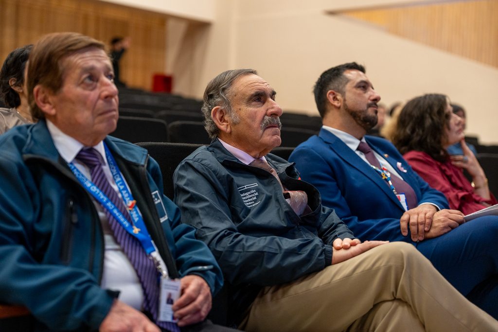 Personal de salud entregando informacion sobre la mamografia y prevencion del cancer de mama en Malleco