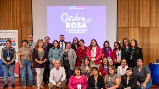Personal de salud entregando informacion sobre la mamografia y prevencion del cancer de mama en Malleco